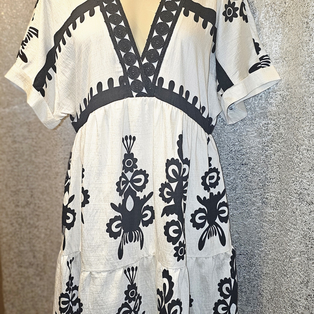 Elegant Black and White Floral Midi Dress